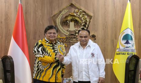 Ketua Umum Partai Golkar Airlangga Hartarto (kiri) berjabat-tangan dengan Ketua Umum Relawan Pro Jokowi Budi Arie Setiadi (kanan) saat mereka melakukan pertemuan, di Kantor DPP Partai Golkar, Jakarta, Senin (7/11/2022). Pertemuan tersebut sebagai ajang silaturahmi sekaligus membahas hasil Musyawarah Rakyat (Musra) Indonesia I. 