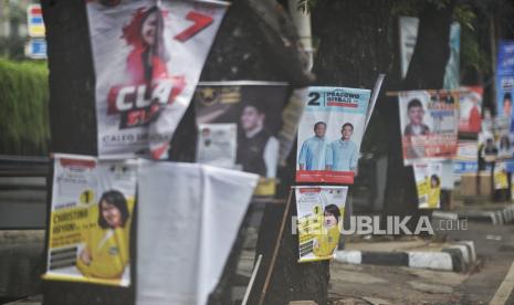 Sejumlah Alat Peraga Kampanye (APK) terpasang di batang pohon di Kawasan Jalan Raya Pasar Minggu, Jakarta, Jumat (5/1/2024). Meski sudah dilarang, pemasangan APK dengan cara memaku di pohon masih banyak ditemui salah satunya di Jalan Raya Pasar Minggu. Pemasangan APK di pohon, selain merusak pemandangan juga dapat membuat pohon menjadi luka, keropos, dan rusak.