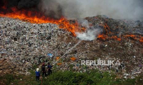 Petugas berusaha memadamkan api saat kebakaran lahan di Tempat Pembuangan Akhir (TPA) (ilustrasi).