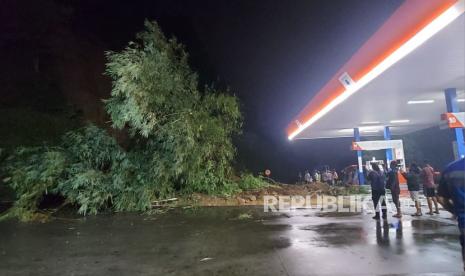 Material tebing setinggi hampir 100 meter yang longsor di dalam kawasan Rest Area KM 429, wilayah Ungaran Timur, Kabupaten Semarang, Selasa (31/1) sore.