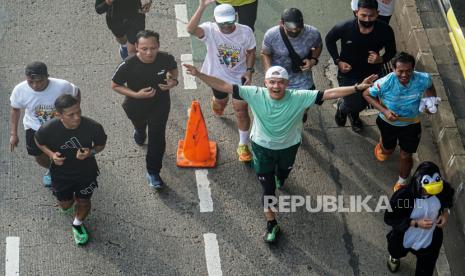 Calon presiden nomor urut 3 Ganjar Pranowo (tengah) berpose saat mengikuti kegiatan Penguin Seliwerun di Senayan Park, Jakarta, Ahad (14/1/2024). Kegiatan tersebut dilaksanakan untuk mengajak masyarakat menjalani hidup sehat dan sebagai simbol dari program Gerak Cepat (Gercep) yang diusung Pasangan Capres Cawapres nomor urut 3. 