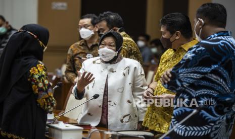 Menteri Sosial Tri Rismaharini (tengah) berbincang dengan Komite II DPD sebelum rapat kerja dengan Komite II DPD dan Komisi VIII DPR di Kompleks Parlemen, Senayan, Jakarta, Selasa (5/10/2021). Rapat kerja tersebut membahas tindak lanjut mengenai kebijakan kelembagaan BNPB dan pola pengaturan anggaran penanggulangan bencana dalam DIM RUU Bencana. 