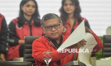 Sekjen DPP PDIP Hasto Kristiyanto usai menyampaikan keterangan pers terkait Pilkada 2024 di Kantor DPP PDIP, Jakarta, Ahad (1/12/2024).