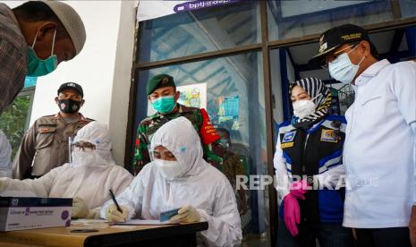 Kepala Badan Pengelola Transportasi Jabodetabek (BPTJ) Polana Pramesti (kedua kanan) bersama Wakil Wali Kota Tangerang Sachrudin (kanan) meninjau pelaksanaan tes cepat antigen di Terminal Poris Plawad, Kota Tangerang, Banten, Jumat (25/12/2020). BPTJ dan Pemerintah Kota Tangerang memberikan layanan tes cepat antigen secara gratis kepada calon penumpang bus di terminal tersebut guna mencegah penyebaran COVID-19. 