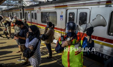 Petugas mengimbau penumpang yang akan menaiki KRL Commuter Line untuk tetap menjaga jarak (ilustrasi)  