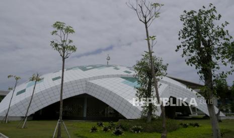 Masjid Al Akbar di komplek Bandara Internasional Yogyakarta (YIA), Kulonprogo, Yogyakarta, Selasa (6/10). Masjid dengan desain unik ini mendukung pengoperasian bandara baru di Yogyakarta. Dengan mengusung konsep ramah lingkungan, masjid ini dibuat terbuka tanpa pintu dan jendela. Sehingga desain masjid dengan daya tampung 600 jamaah ini berbeda dengan bangunan masjid pada umumnya. Dan bisa menjadi ikon bandara internasional Yogyakarta.