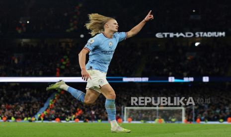 Penyerang Manchester City, Erling Haaland. Pelatih Manchester City Pep Guardiola mengatakan, Erling Haaland mulai pantas dibandingkan dengan Lionel Messi. 