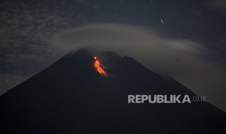  Aliran lahar turun dari Gunung Merapi yang terlihat dari Sleman, Yogyakarta, Indonesia, 06 Januari 2021. Pihak berwenang Indonesia mengevakuasi ratusan penduduk desa yang tinggal di lereng Gunung Merapi menyusul peningkatan aktivitas vulkanik. Gunung Merapi adalah salah satu gunung berapi paling aktif di negara ini. Sedikitnya 300 orang tewas saat meletus pada 2010