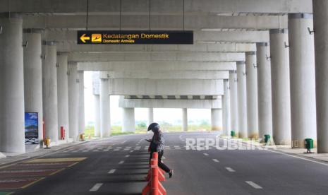 Petugas melintas di area kedatangan di Bandara Internasional Kertajati, Majalengka, Jawa Barat. Direktur Operasi Astra Tol Cipali Agung Prasetyo menyatakan pembangunan akses jalan tol ke Bandara Internasional Jawa Barat (BIJB) atau Bandara Kertajati di Kabupaten Majalengka, Jabar, telah mencapai 60 persen. 