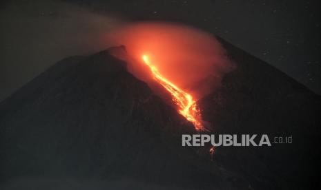 Luncuran lava pijar Gunung Merapi terlihat dari Desa Kalitengah, Glagaharjo, Cangkringan, Sleman, DIY. (ilustrasi).