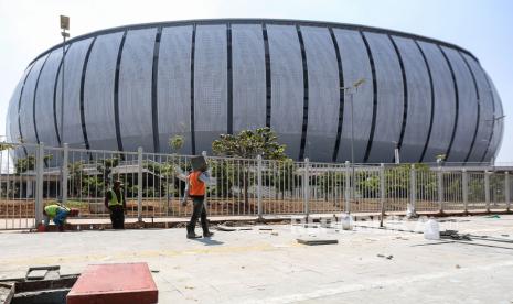 Sejumlah pekerja menyelesaikan perbaikan trotoar di depan Jakarta International Stadium (JIS), Jakarta Utara, Jumat (22/9/2023). 