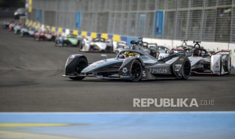 Pembalap tim Mercedes EQ Formula E Team Stoffel Vandoorne memacu mobilnya pada balapan Formula E seri kesembilan Jakarta E-Prix 2022 di Sirkuit Jakarta International E-Prix Circuit (JIEC), Ancol, Jakarta Utara, DKI Jakarta Utara, Sabtu (4/6/2022). 