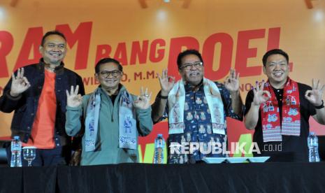 Pramono Anung dan Rano Karno beserta timnya berfoto bersama usai menyampaikan konferensi pers terkait perhitungan cepat Pilkada 2024 di Jakarta, Rabu (27/11/2024).