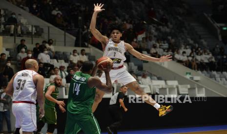 Center Timnas Indonesia Derrick Michael Xzavierro berusaha menghalangi passing pemain Arab Saudi dalam pertandingan window ketiga Kualifikasi FIBA World Cup 2023 Grup C Zona Asia di Istora Senayan, Jakarta, Jumat (1/7/2022). Pada pertandingan itu Indonesia kalah dengan skor 67-69.