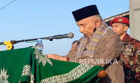 Mantan Ketua Umum PP Muhammadiyah Amien Rais menjadi khatib pada shalat Idul Adha 1444 Hijriah yang digelar di Lapangan Transmart Mal, Bojongsoang, Kabupaten Bandung, Rabu (28/6/2023). Ribuan jamaah mengikuti shalat Idul Adha tersebut.