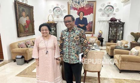 Menteri Koordinator Politik, Hukum, dan Keamanan (Menkopolhukam) Mahfud MD menemui Ketua Umum Partai Demokrasi Indonesia Perjuangan (PDIP) Megawati Soekarnoputri di kediamannya, Jakarta, Selasa (17/10/2023). 