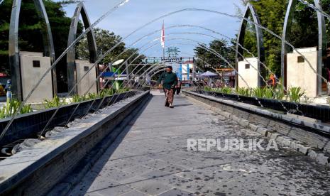 Wakil Walikota Yogyakarta sekaligus Ketua Gugus Tugas Covid-19 Kota Yogyakarta, Heroe Poerwadi mengikuti simulasi kunjungan ke Taman Pintar. Yogyakarta, Kamis (25/6). Destinasi wisata Taman Pintar mengadakan simulasi pembukaan untuk kunjungan wisata di era pandemi Covid19. Menggunakan protokol kesehatan Covid19, seperti wajib masker, cuci tangan dengan sabun, dan menjaga jarak. 