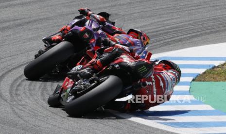 Pembalap MotoGP Francesco Bagnaia (kanan-Ducati Lenovo Team) dan pembalap Spanyol Jorge Martin (Prima Pramac Racing) akan bertarung di GP Malaysia, SIrkuit Sepang, akhir pekan ini.