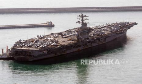   Kapal induk bertenaga nuklir Angkatan Laut AS USS Nimitz 