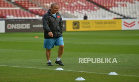 Pelatih Timnas Vietnam Park Hang Seo saat sesi latihan di Stadion Utama Gelora Bung Karno, Senayan, Jakarta, Kamis (5/1/2023). Babak semifinal leg pertama piala AFF 2022 antara Indonesia melawan Vietnam akan berlangsung pada Jumat (6/1/2023). Republika/Prayogi