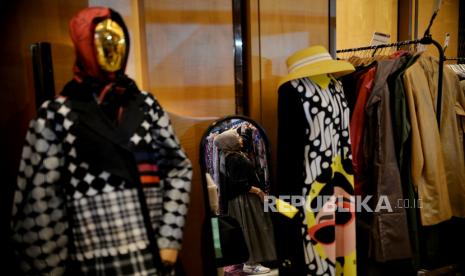 Pengunjung memilah busana yang dijajakan di salah satu stan pameran busana muslim pada gelaran Muslim Fashion Festival (MUFFEST+) 2023 di The Westin Jakarta, Selasa (7/3/2023). Pameran tersebut diikuti oleh sekitar 150 jenama lokal dengan menampilkan beragam koleksi produk dari perancang dan pengusaha mode Indonesia dengan tujuan mempromosikan produk fesyen nasional yang berlangsung hingga 10 Maret mendatang.