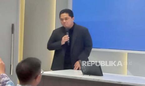 Menteri Badan Usaha Milik Negara (BUMN) Erick Thohir bersama sejumlah pemimpin redaksi media meresmikan media center di Kementerian BUMN, Jakarta, Rabu (3/12/2023).