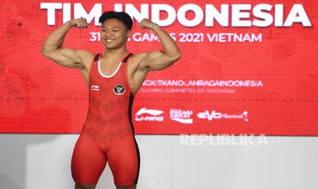 Lifter Rahmat Erwin Abdullah berpose menggunakan official jersey untuk SEA Games 2021 di Jakarta, Kamis (28/4/2022). Rahmat mengaku sedang berdiet karena bobotnya kelebihan empat kilogram.