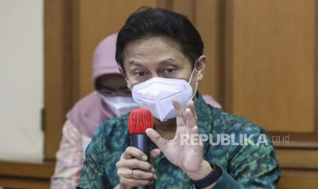 Menteri Kesehatan Indonesia Budi Gunadi Sadikin berbicara kepada wartawan saat konferensi pers di Jakarta, Indonesia, 21 Oktober 2022. Menurut menteri kesehatan, jumlah kematian anak-anak yang meninggal karena cedera ginjal akut telah meningkat dari sebelumnya 99 menjadi 133 di antaranya 241 total kasus dilaporkan di 22 provinsi. Pemerintah mengumumkan larangan sementara pada semua resep sirup dan obat cair setelah kematian.