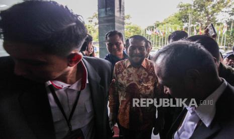 Ketua Mahkamah Konstitusi Anwar Usman (tengah) bersiap menjalani sidang dugaan pelanggaran kode etik hakim konstitusi di Gedung Mahkamah Konstitusi, Jakarta, Selasa (31/10/2023). Majelis Kehormatan Mahkamah Konstitusi menggelar sidang tertutup dengan terlapor Ketua Mahkamah Konstitusi Anwar Usman terkait dugaan pelanggaran kode etik hakim konstitusi. Anwar Usman dilaporkan oleh sejumlah masyarakat karena dinilai memiliki konflik kepentingan dalam putusan Mahkamah Konstitusi yang membolehkan kepala daerah di bawah usia 40 tahun menjadi capres atau cawapres.