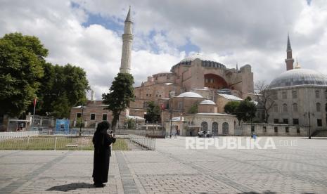 Turki tak Lagi Jadi Tujuan Favorit Turis Arab Saudi. Hagia Sophia era Bizantium, sebuah situs Warisan Dunia UNESCO dan salah satu tempat wisata utama Istanbul di distrik bersejarah Sultanahmet Istanbul, Jumat, 10 Juli 2020. Dewan Negara Turki, pengadilan administratif tertinggi di negara itu adalah diperkirakan akan mengeluarkan putusan tentang petisi yang meminta keputusan 1934 yang mengubah Hagia Sophia menjadi museum dibatalkan.