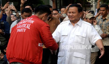 Ketua Umum DPP Partai Gerindra Prabowo Subianto berjabat tangan dengan Ketua Umum DPP PSI Kaesang Pangarep dalam pertemuan di Jalan Kertanegara, Jakarta Selatan, Kamis (12/10/2023). 