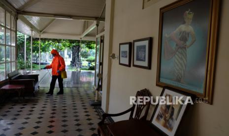 Petugas Badan Penanggulangan Bencana Daerah (BPBD) Solo menyemprotkan cairan disinfektan di Keraton Mangkunegaran Solo, Jawa Tengah, Selasa (24/3/2020). Penyemprotan tersebut dilakukan untuk antisipasi penyebaran COVID-19 di kawasan wisata Keraton Mangkunegaran Solo