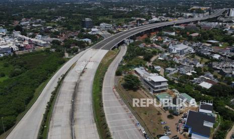 Ruas jalan tol yang sepi saat aksi penutupan akses jalan menuju Gerbang Tol Jatikarya 2 di Jalan Tol Cimanggis-Cibitung, Bekasi, Jawa Barat, Rabu (8/2/2023). Pada aksinya mereka menuntut Pengadilan Negeri Kota Bekasi untuk segera menyelesaikan pembayaran atas penggunaan tanah untuk tol seluas 4,2 hektar.