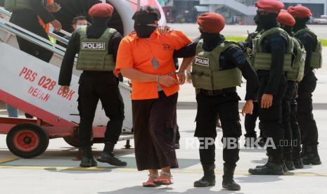 Anggota Densus 88 membawa terduga teroris dari Makasar setibanya di Bandara Soekarno Hatta, Tangerang, Banten, Kamis (4/2/2021). Sebanyak 26 orang terduga teroris yaitu 19 orang dari Makasar dan 7 orang dari Gorontalo yang tergabung dalam Jamaah Anshor Daullah atau JAD dibawa ke Jakarta untuk pemeriksaan lebih lanjut oleh Densus 88. 