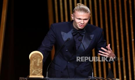 Striker Manchester City, Erling Haaland, meraih penghargaan Gerd Mueller Trophy 2023 di Theatre du Chatelet, Paris, Prancis, Senin (30/10/2023) waktu setempat.