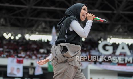 Vokalis grup band Kotak Tantri dan suaminya yang juga vokalis grup band Naff, Arda, akan naik haji pada tahun ini.