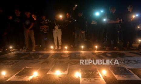 Gabungan suporter berdoa bersama  untuk korban tragedi Kanjuruhan di Stadion Mandala Krida, Yogyakarta, Selasa (4/10/2022). Acara shalat ghaib dan doa bersama untuk korban jiwa Aremania dihadiri oleh tiga suporter besar PSIM Yogyakarta, PSS Sleman, dan Persis Solo. Kesempatan ini merupakan kali pertama tiga suporter bertemu pada kesempatan yang sama. Sekaligus menjadi titik temu perdamaian antarsuporter PSIM Yogyakarta, PSS Sleman, dan Persis Solo yang selama ini memiliki rivalitas.