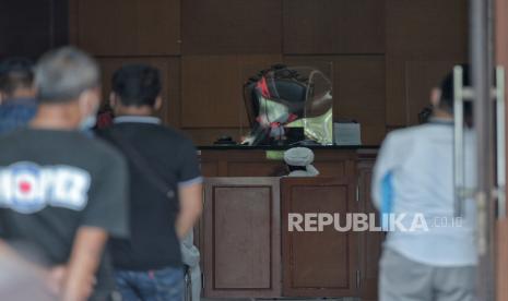 Mantan Pemimpin Front Pembela Islam Rizieq Shihab (tengah) menghadiri sidang lanjutan di Pengadilan Negeri Jakarta Timur, Jumat (25/3). Hakim mengabulkan permohinan Rizieq shihab untuk hadir langsung dalam sidang yang beragendakan pembacaan eksepsi. Republika/Thoudy Badai