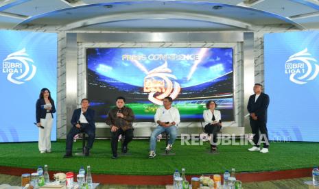 Ketua Umum PSSI Erick Thohir (ketiga kiri) dan Direktur Utama PT LIB Ferry Paulus (kedua kiri) saat konferensi pers menjelang dimulainya musim baru Liga 1 2024/2025 di Jakarta, Selasa (6/8/2024).