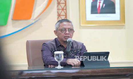 Deputi Bidang Neraca dan Analisis Statistik BPS Moh Edy Mahmud mengumumkan perkembangan inflasi, indeks harga perdagangan , nilai tukar petani, dan  perkembangan pariwisata dalam konferensi pers, Jumat (1/12/2023). 