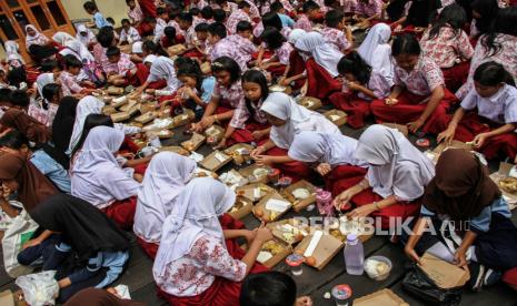 Sejumlah pelajar menyantap makanan bergizi gratis saat giat makan sehat bersama di SDN 7 Pahandut, Palangka Raya, Kalimantan Tengah, Kamis (3/10/2024). Pemko setempat mensosialisasikan pola konsumsi pangan beragam, bergizi, seimbang, dan aman (B2SA) terhadap pelajar serta wali murid dalam upaya meningkatkan kualitas makanan sehat yang dikonsumsi setiap hari guna mencegah stunting. 