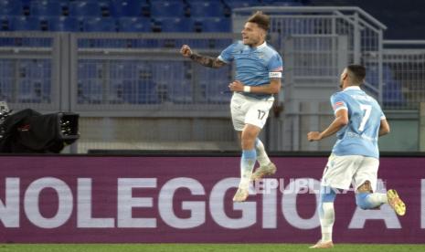 Penyerang SS Lazio Ciro Immobile (kiri) melakukan selebrasi usai membobol gawang tim AC Milan pada pertandingan Serie A Italia di Olimpico Stadium, Roma, Italia, Senin (26/4). SS Lazio memenangkan pertandingan melawan AC Milan dengan skor akhir 3-0, melalui gol yang dicetak oleh Joaquin Correa dan CIro Immobile.  EPA-EFE/MAURIZIO BRAMBATTI