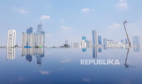 Refleksi gedung bertingkat di Jakarta, Kamis (26/8). Pemerintah mengungkapkan strategi mempersempit defisit anggaran pendapatan dan belanja negara (APBN) pada 2023. Hal ini mengingat pemerintah memperluas defisit APBN di atas tiga persen saat pandemi Covid-19.