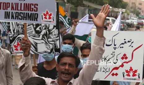 Pendukung organisasi Forum Kashmir Dunia memegang plakat dan meneriakkan slogan-slogan selama protes menentang kekerasan di India yang dikelola Kashmir, di Karachi, Pakistan, 07 Juli 2020. India dan Pakistan telah terlibat dalam tiga perang, dua di antaranya atas wilayah Kashmir yang disengketakan, dan beberapa konflik kecil sejak kemerdekaan mereka dari pemerintahan Inggris pada tahun 1947. 