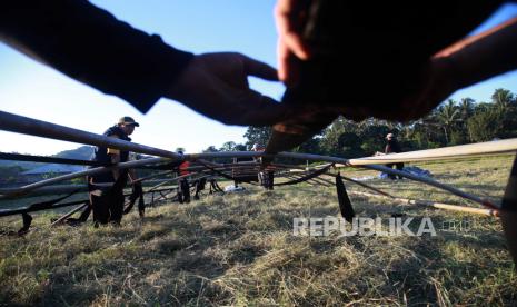 Sejumlah petugas BPBD memasang tenda pengungsi di Desa Gam Ici Kabupaten Halmahera Barat, Maluku Utara, Sabtu (11/5/2024). Badan Penanggulangan Bencana Daerah (BPBD) Kabupaten Halmahera Barat mulai mendirikan tenda pengungsian dan posko darurat sebagai langkah kesiapsiagaan bencana untuk mengantisipasi adanya evakuasi terhadap warga di sekitar kawasan rawan bencana ketika terjadinya erupsi susulan Gunung Ibu yang masih berstatus siaga level III. 