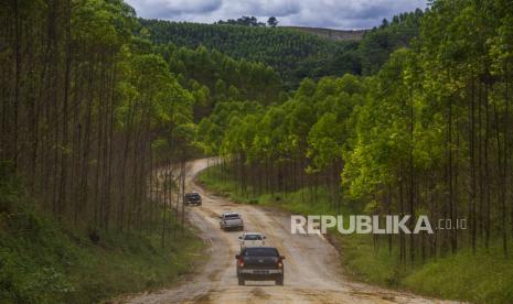 Sejumlah mobil melintas di jalan kawasan Ibu Kota Negara (IKN) Nusantara di Kecamatan Sepaku, Kabupaten Penajam Paser Utara, Kalimantan Timur, Ahad (6/2/2022). Dalam Pasal 6 UU IKN telah diatur mengenai cakupan wilayah IKN yang meliputi daratan seluas 256.142 hektare serta wilayah perairan laut dengan luas 68.189 hektare dan luas wilayah darat IKN Nusantara dari 56.180 hektare kawasan IKN Nusantara dan 199.962 kawasan pengembangan. 