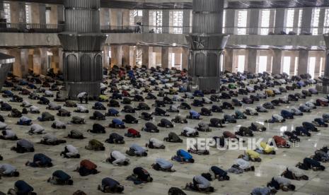 Sejumlah umat Muslim melaksanakan Shalat Jumat berjamaah di Masjid Istiqlal, Jakarta, Jumat (20/8). Masjid Istiqlal kembali dibuka untuk kegiatan ibadah Shalat Jumat dengan melaksanakan protokol kesehatan yang ketat, kapasitas maksimal 25 persen dan jamaah harus sudah divaksin Covid-19. Republika/Putra M. Akbar