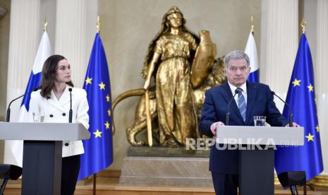  Presiden Finlandia Sauli Niinisto dan Perdana Menteri Sanna Marin, kiri, menghadiri konferensi pers tentang keputusan kebijakan keamanan Finlandia di Istana Kepresidenan di Helsinki, Finlandia, Ahad 15 Mei 2022. Presiden dan pemerintah Finlandia telah mengumumkan bahwa negara Nordik bermaksud untuk mengajukan permohonan keanggotaan di NATO, membuka jalan bagi 30 anggota aliansi militer Barat untuk berkembang di tengah perang Rusia di Ukraina.