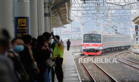 Penumpang bersiap menaiki KRL di Stasiun Manggarai, Jakarta, beberapa waktu lalu. 