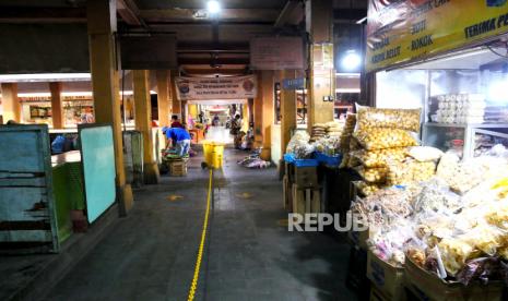 Warga berbelanja di Pasar Beringharjo, Yogyakarta, Jumat (24/9). Pemkot Yogyakarta kembali memberikan relaksasi retribusi pedagang pasar tradisional. Ini merupakan upaya pemerintah untuk meringankan beban pedagang pasar tradisional dengan kondisi ekonomi yang belum pulih. relaksasi yang diberikan bagi para pedagang pasar tradisional kali ini antar 10, 25, hingga 50 persen.